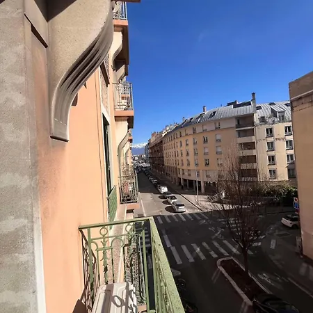 Dans Un A 2 Minutes A Pied De La Gare Et Gem Grenoble